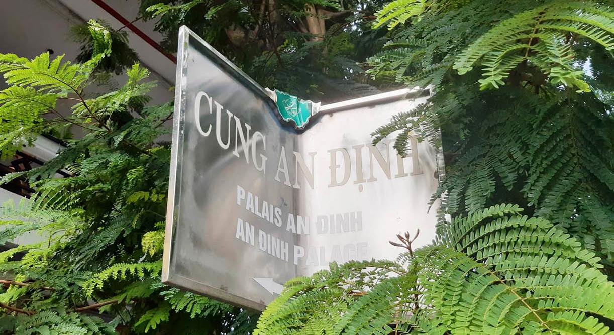 Cần khắc phục tấm biển chỉ dẫn cong vênh, bị che khuất