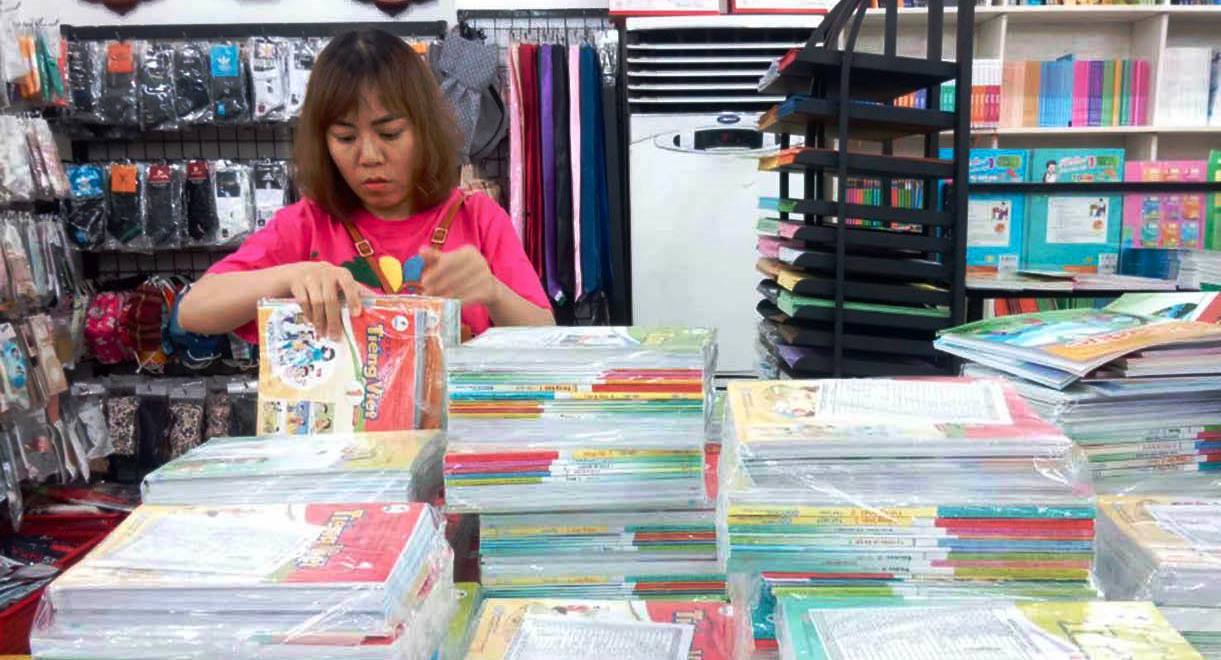 “Nhẹ gánh” khi giảm giá sách giáo khoa