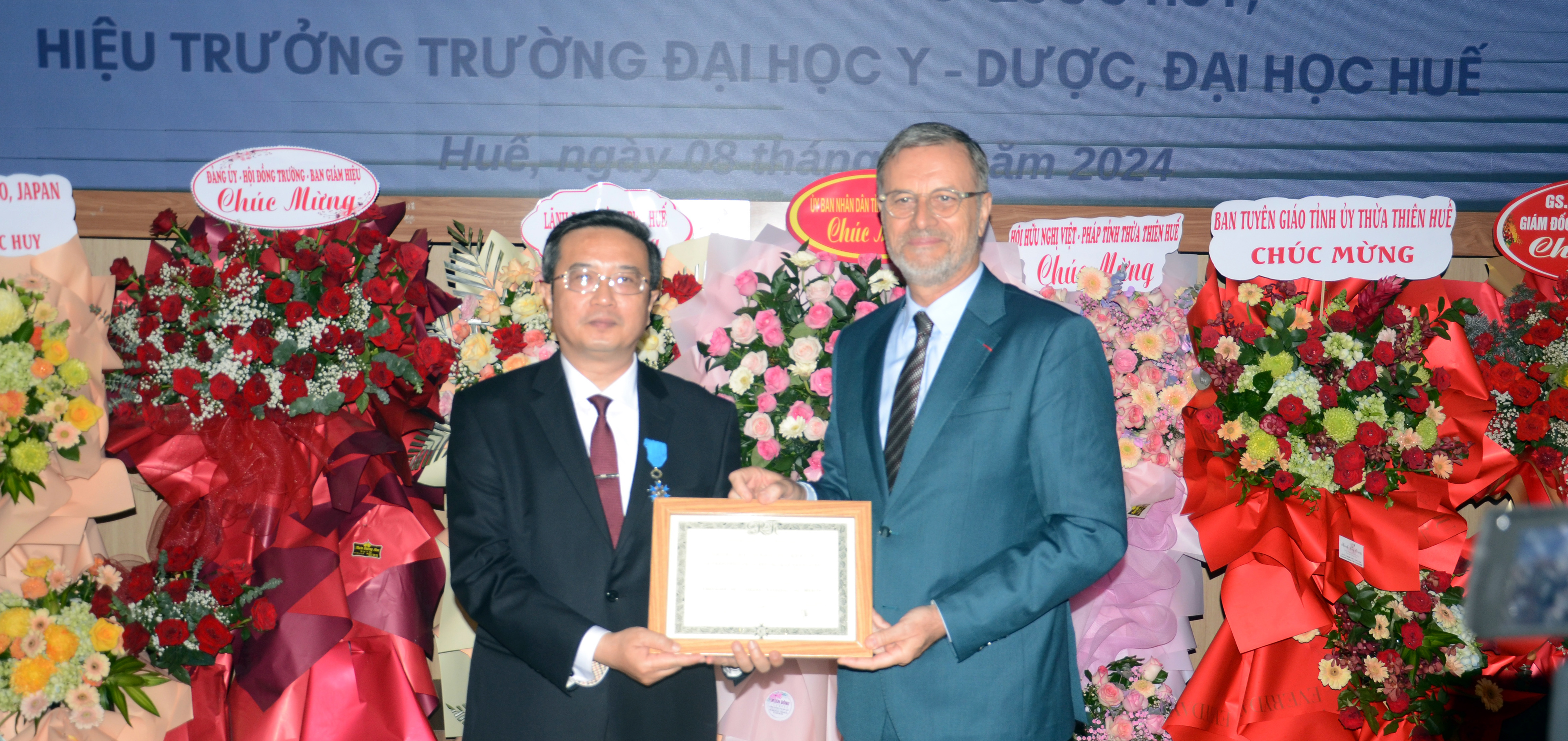 Trao tặng Huân chương Công trạng Quốc gia của Nhà nước Pháp cho GS TS Nguyễn Vũ Quốc Huy