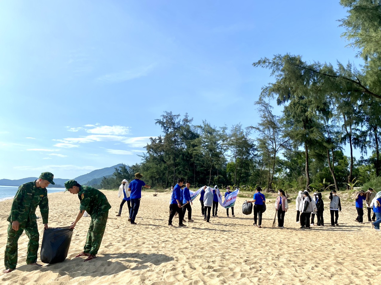 Thu gom hơn 1 tấn rác thải