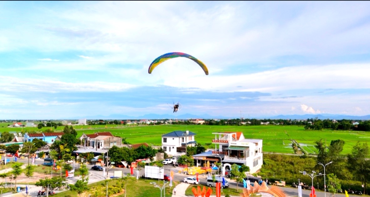 Mãn nhãn với dù lượn trên phá Tam Giang