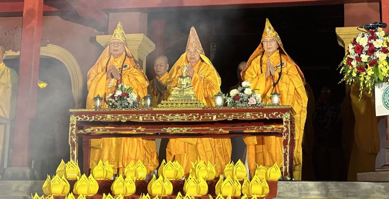 Trang nghiêm Lễ hội Hoa đăng trên sông Hương