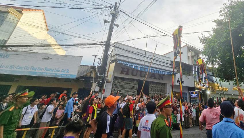 Thót tim xem diễn cà kheo