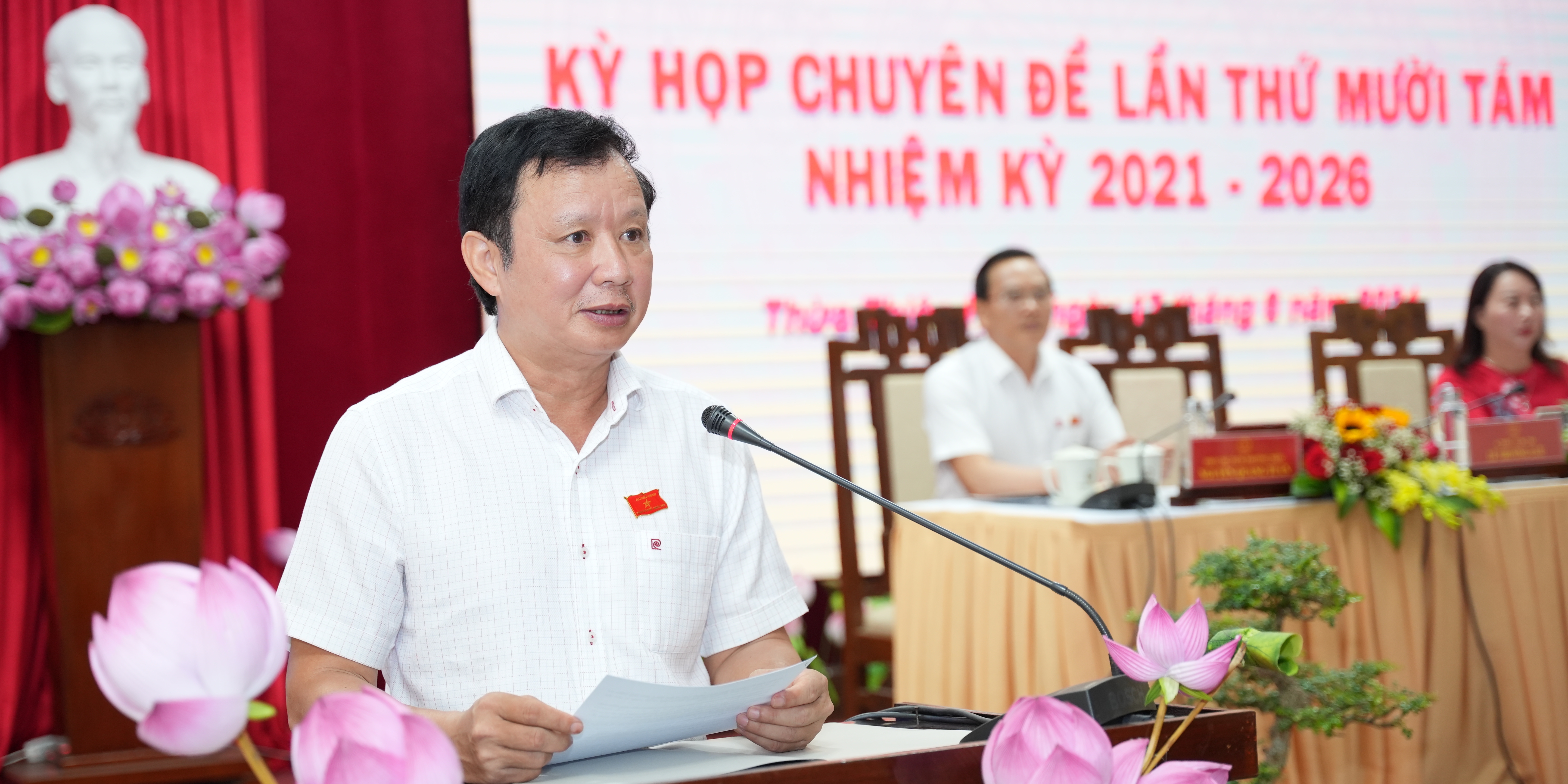 Thông qua 16 nghị quyết với sự nhất trí của 100 đại biểu