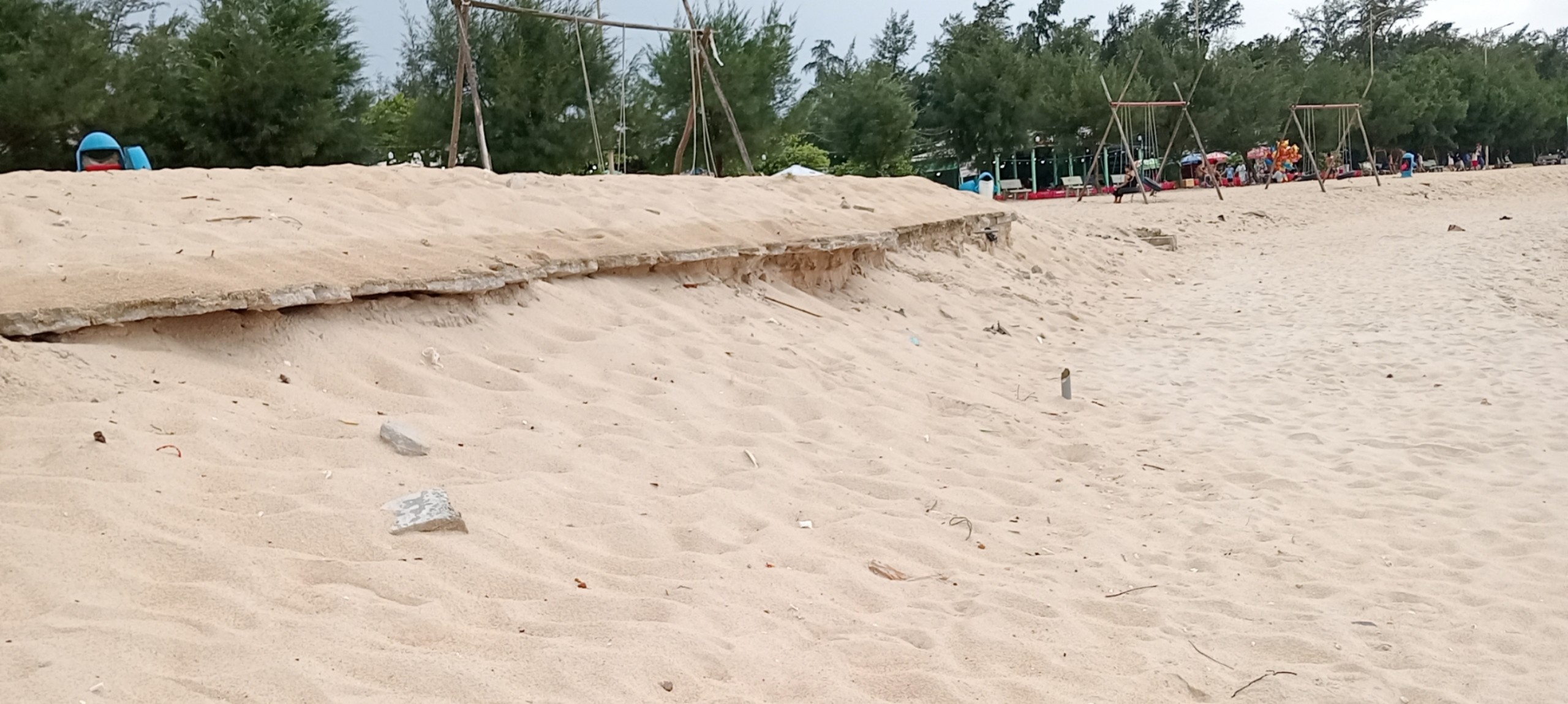 Xây kè ứng phó sạt lở bờ biển