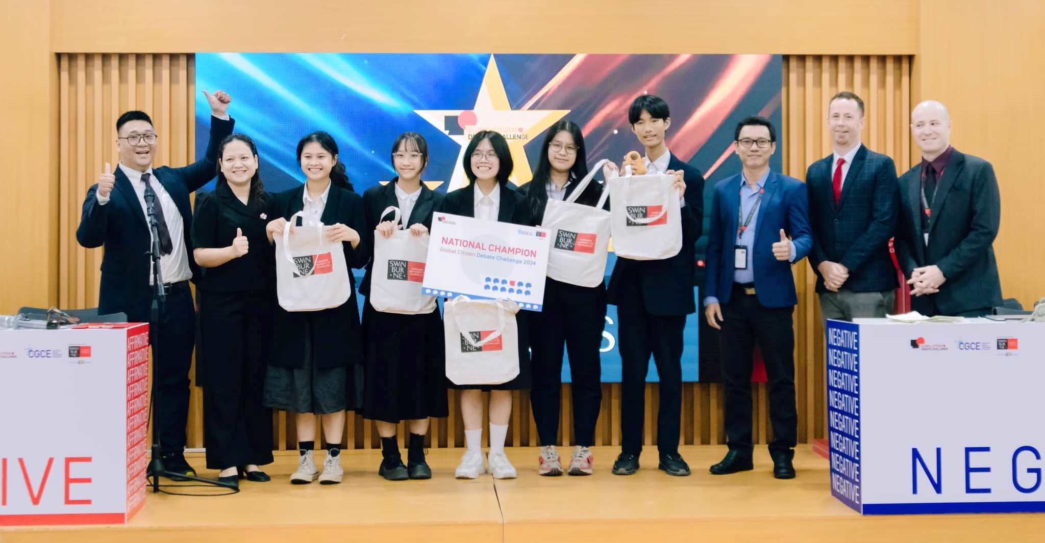 Trường THPT chuyên Quốc Học giành quán quân tranh biện tiếng Anh