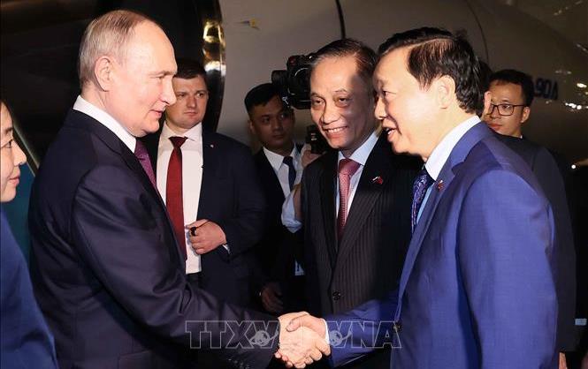 Tổng thống LB Nga Vladimir Putin bắt đầu chuyến thăm cấp Nhà nước tới Việt Nam