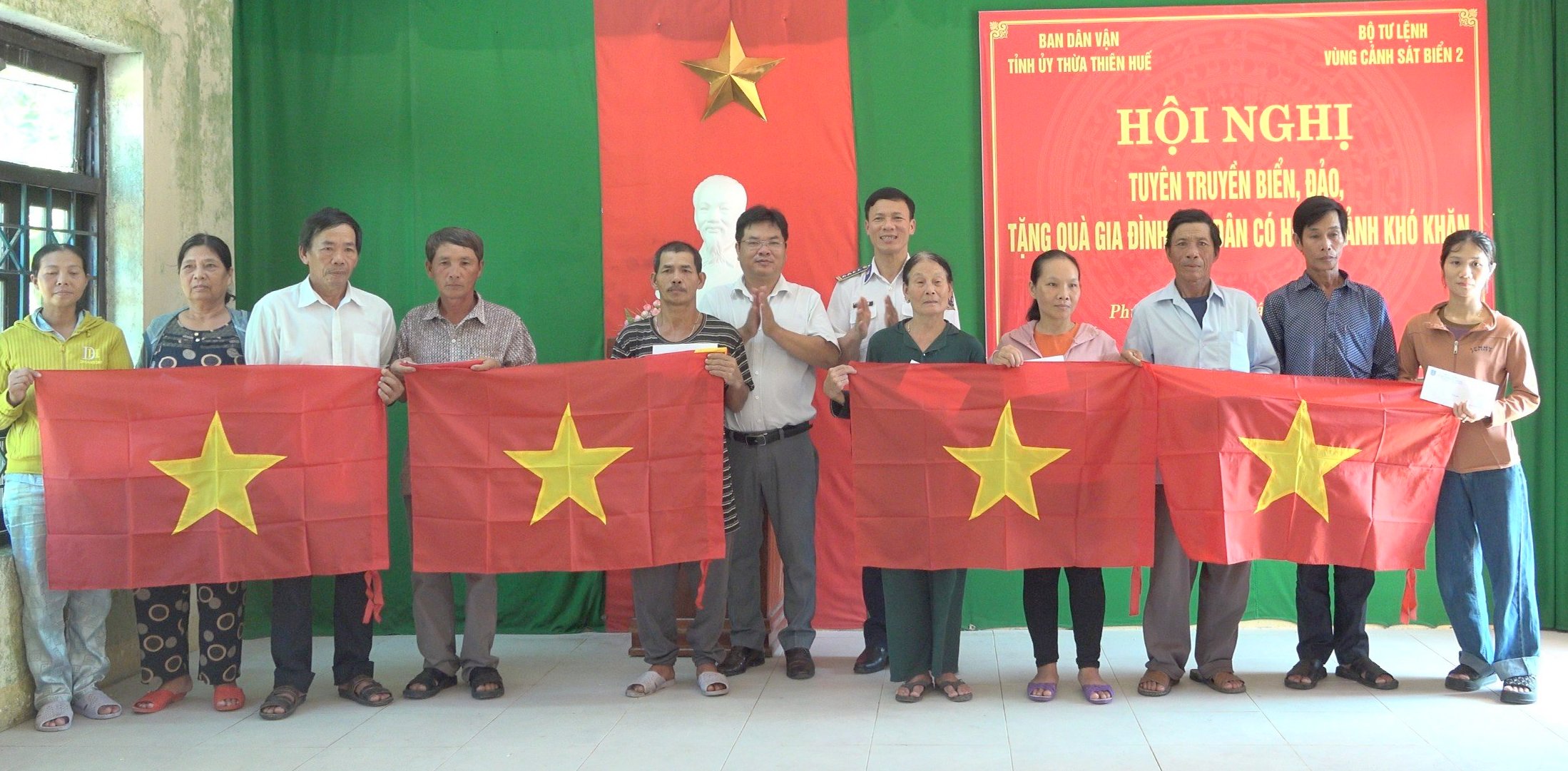 Tuyên truyền biển, đảo và tặng quà cho ngư dân có hoàn cảnh khó khăn