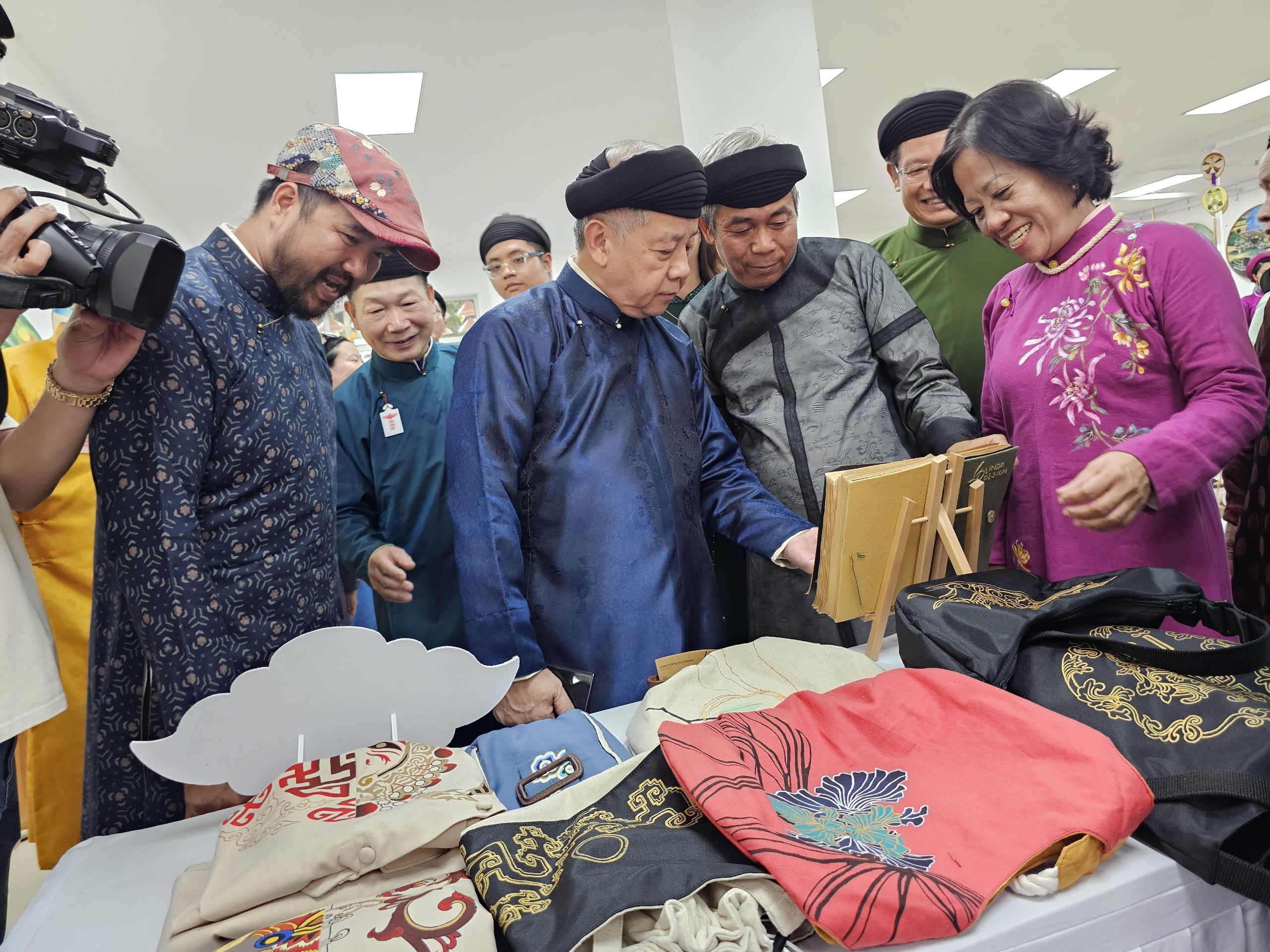 Khai hội Tuần lễ Áo dài cộng đồng 2024