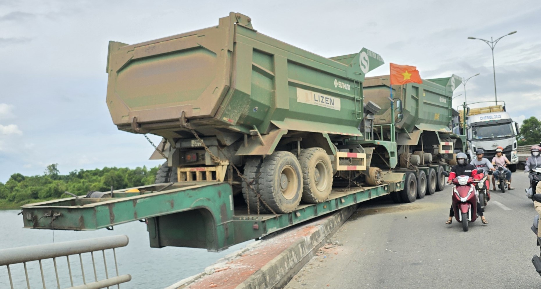 Va vào thành cầu An Lỗ, xe đầu kéo bay đầu, rớt xuống cầu