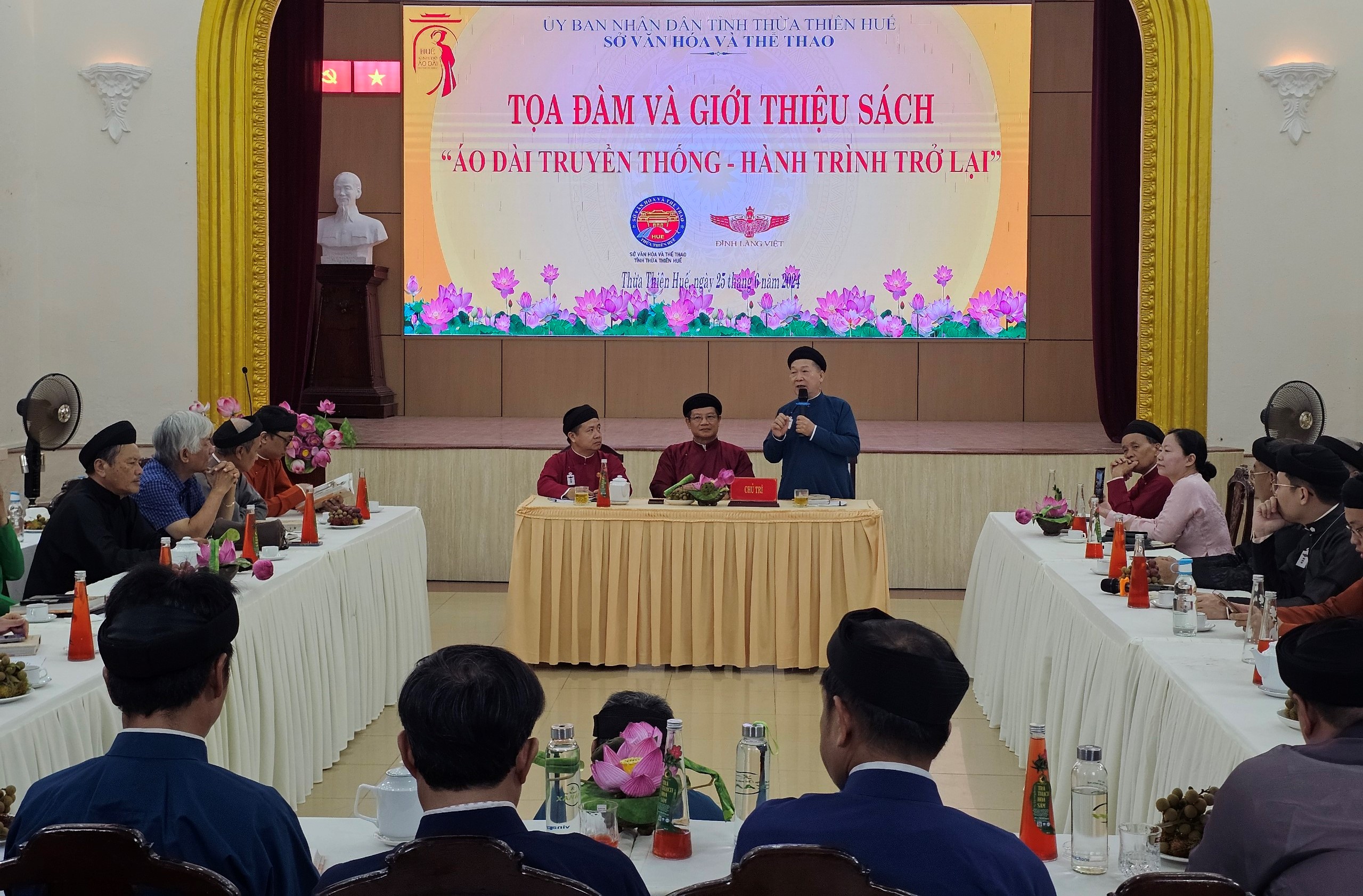 Ra mắt sách “Áo dài truyền thống - hành trình trở lại”