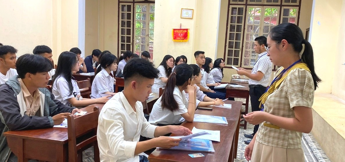 Thí sinh làm thủ tục dự thi tốt nghiệp trung học phổ thông năm 2024