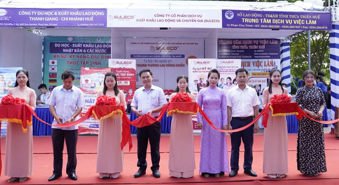 Giới thiệu việc làm  mở rộng thị trường cho sản phẩm OCOP tại “Chợ quê ngày hội”