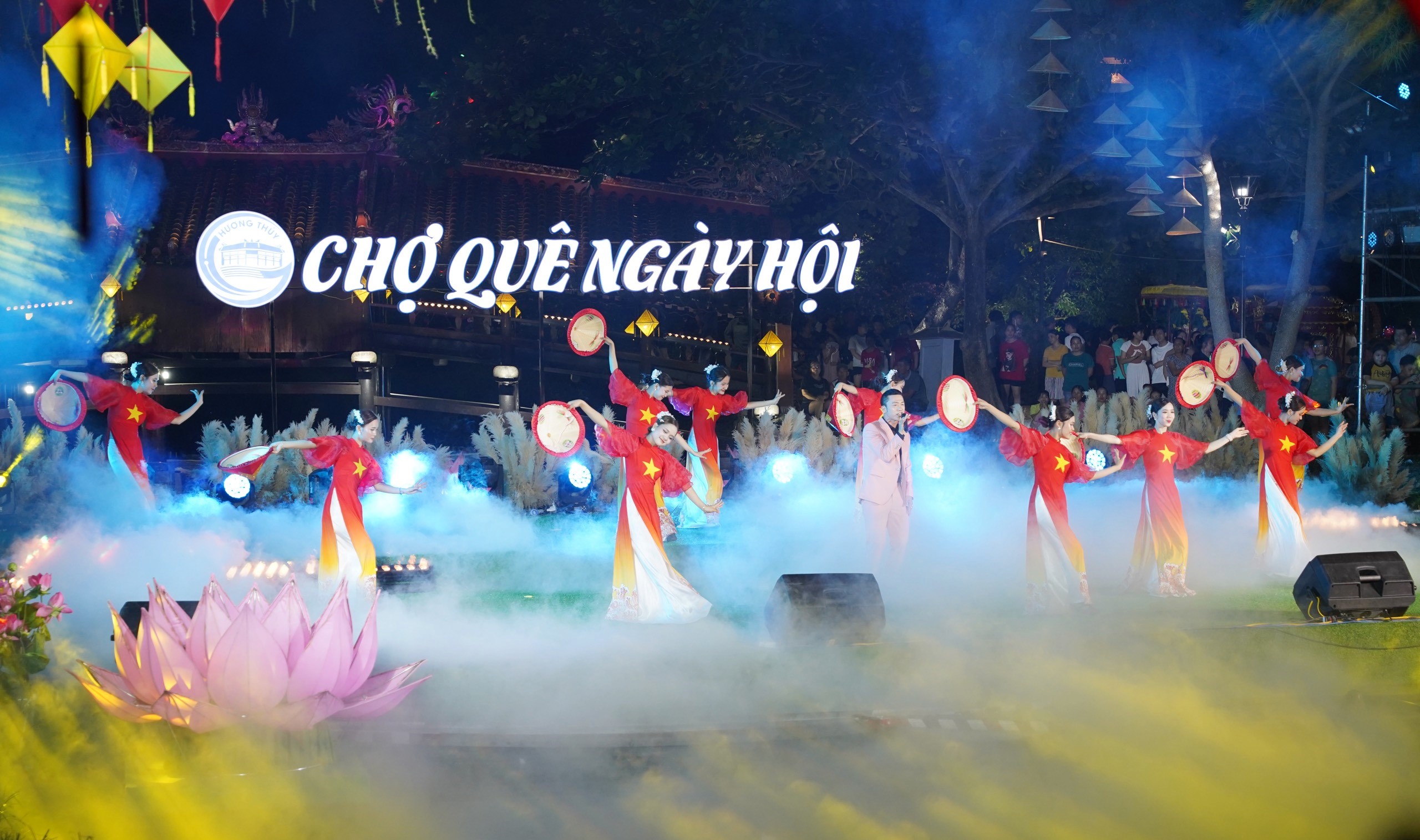 Sắc màu Chợ quê ngày hội