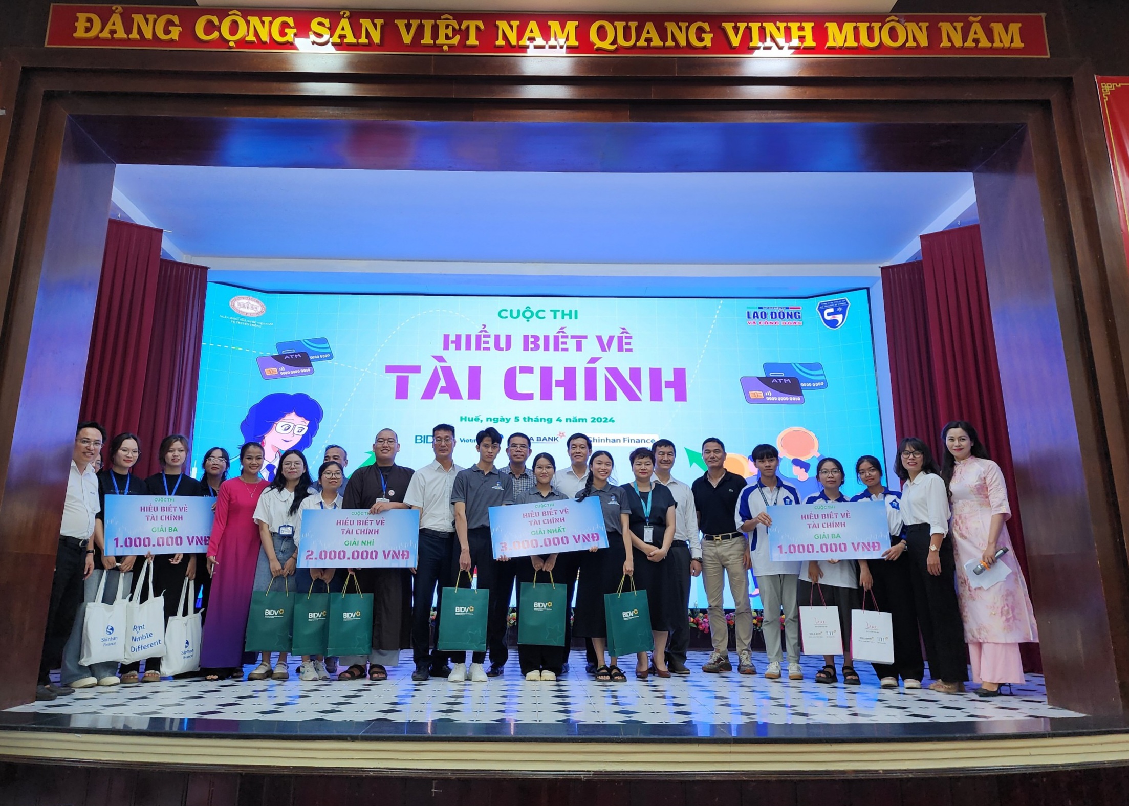 Cảnh báo mua bán tài khoản ngân hàng của học sinh, sinh viên