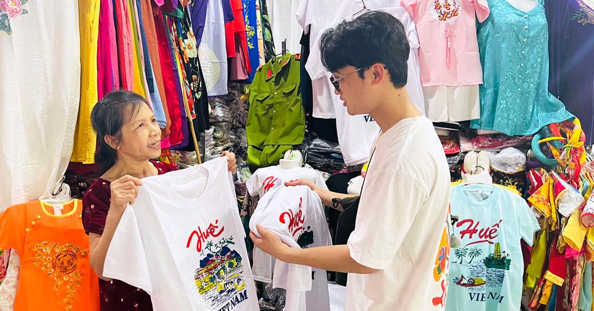 Chiếc áo lưu niệm Huế “sống lại”