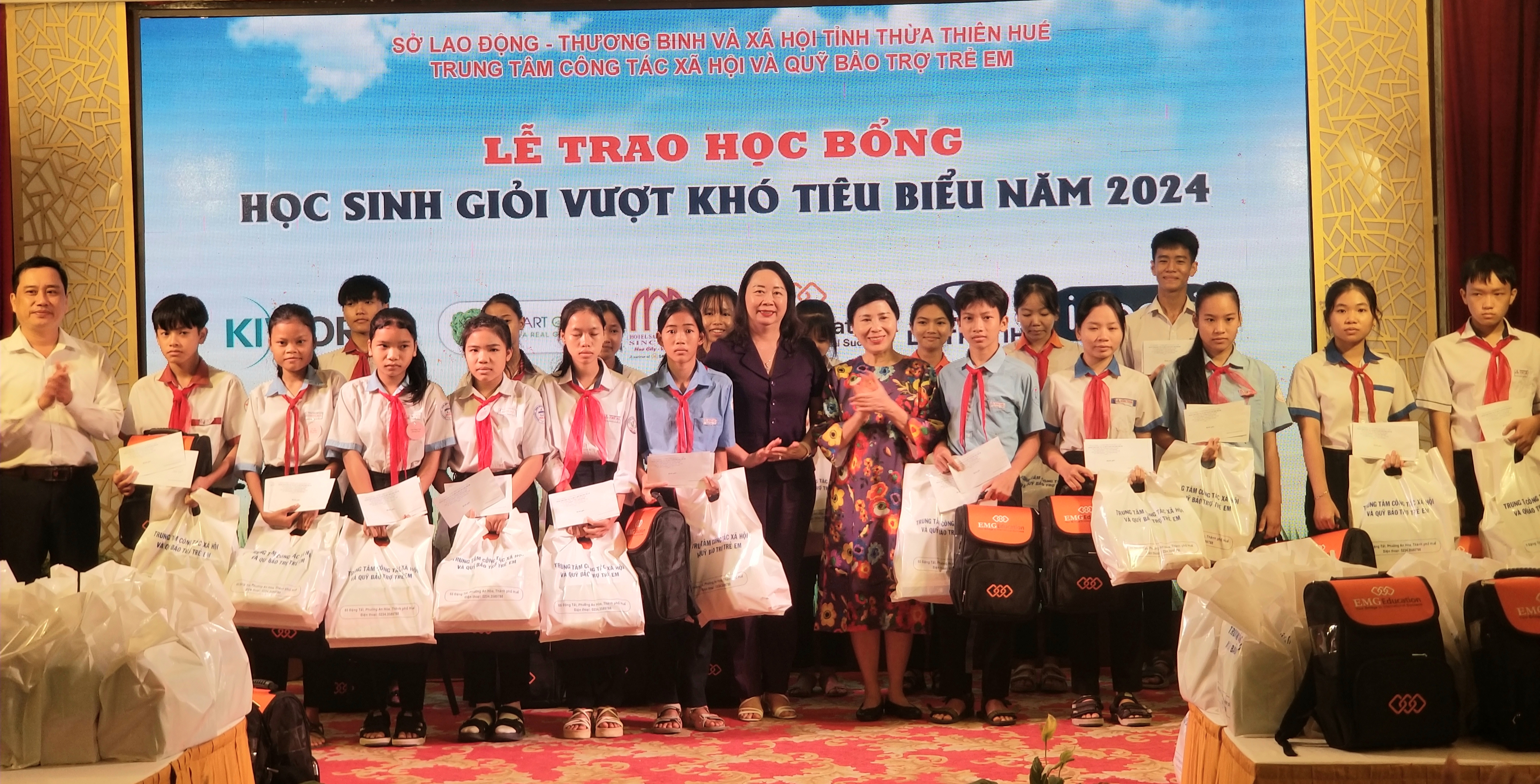 Trao học bổng cho 100 học sinh nghèo vượt khó tiêu biểu