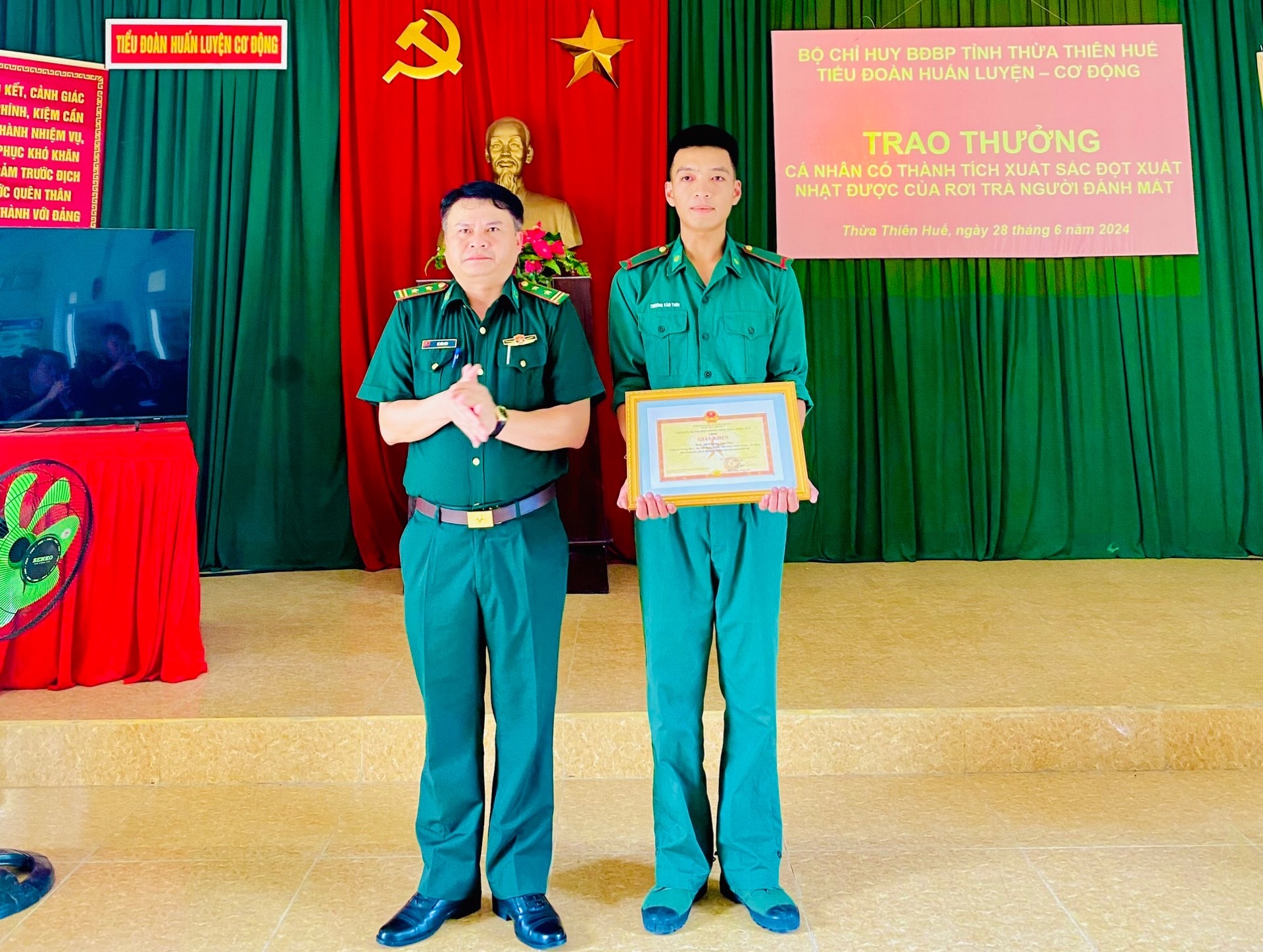 Trao thưởng cho chiến sĩ mới Nhặt được của rơi trả người đánh mất