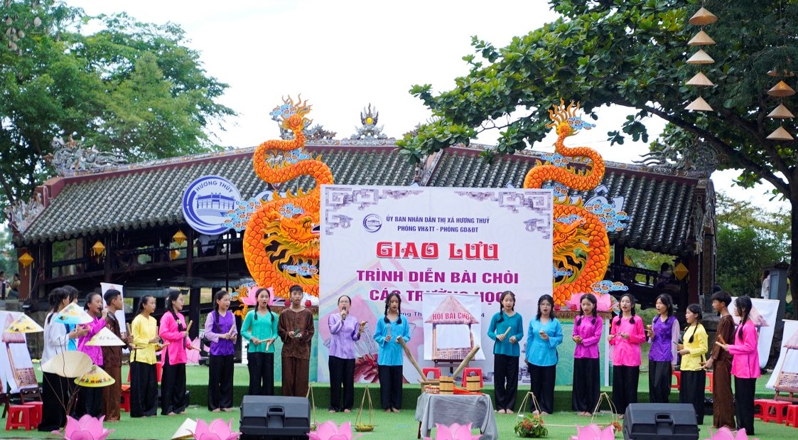 Giáo viên, học sinh giao lưu Bài chòi