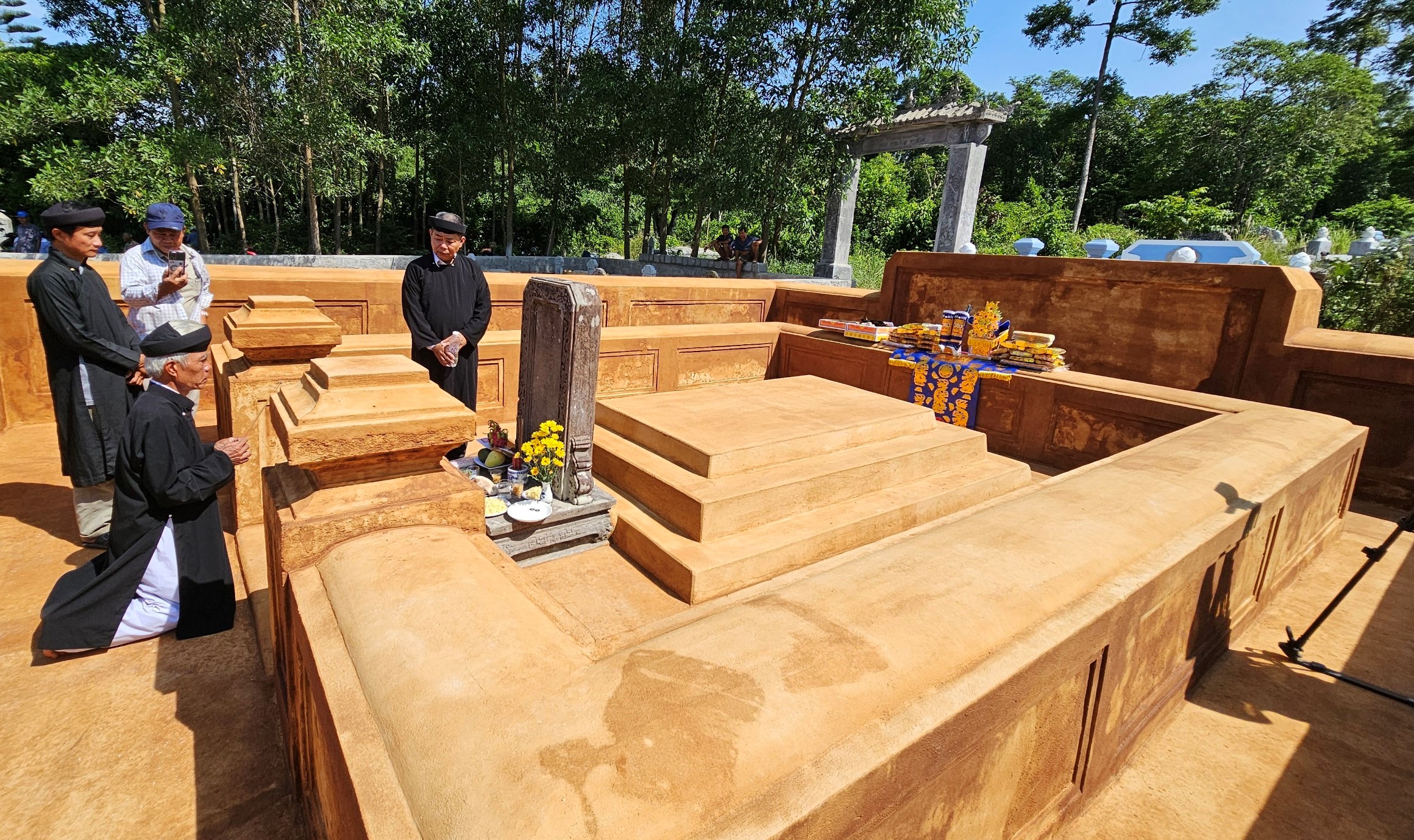 Hoàn thành việc tu bổ mộ Thượng thư Lê Quang Định và phu nhân