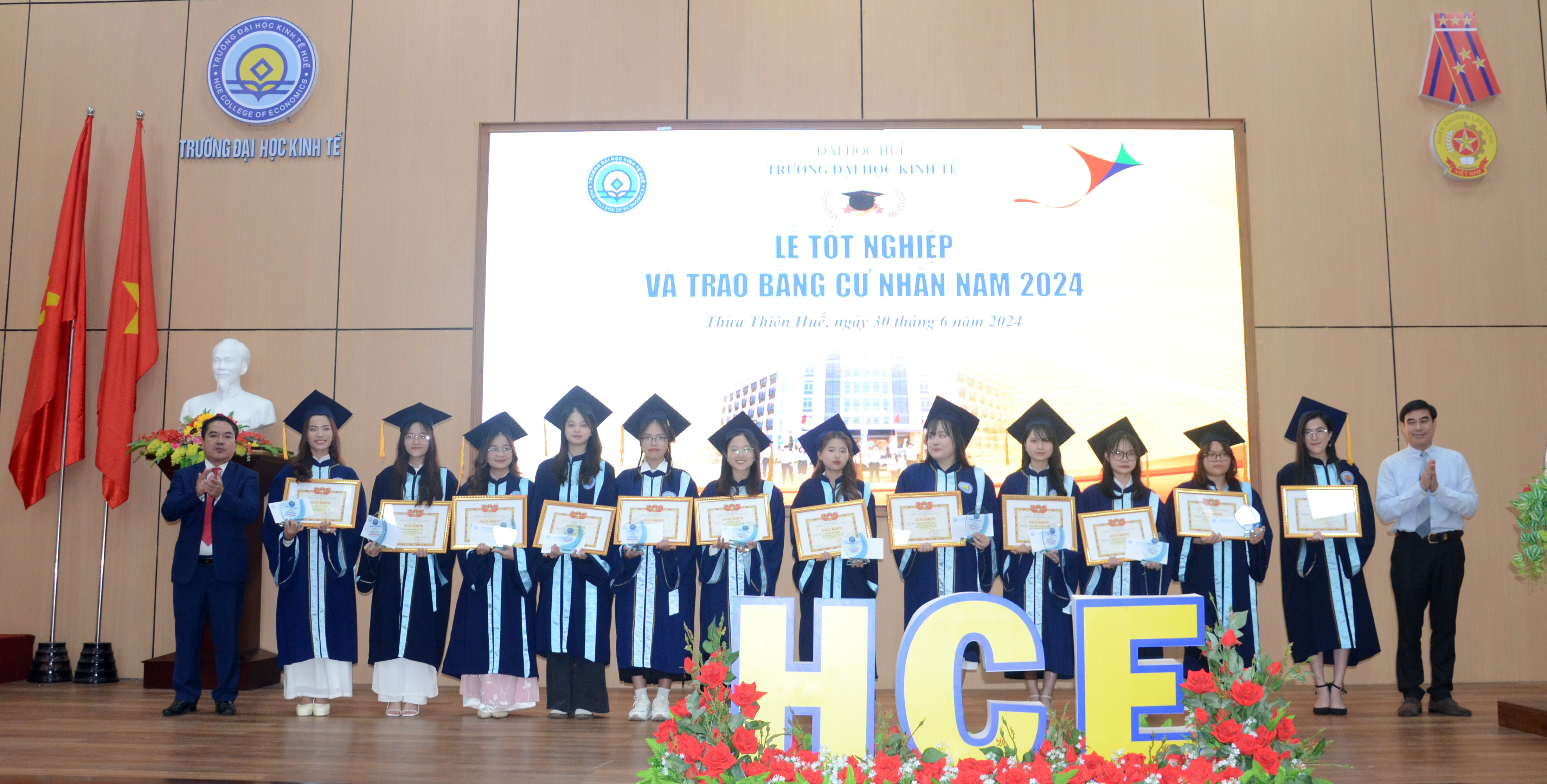 Trường đại học Kinh tế trao bằng tốt nghiệp cho hơn 300 tân cử nhân