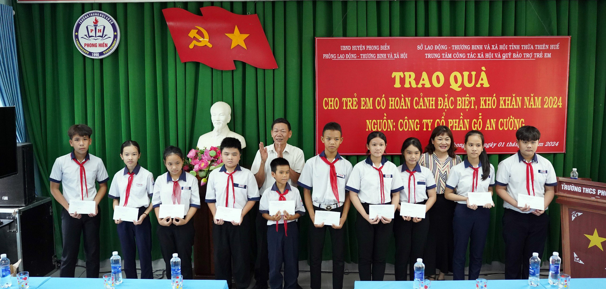Trao 200 suất quà cho học sinh có hoàn cảnh đặc biệt khó khăn