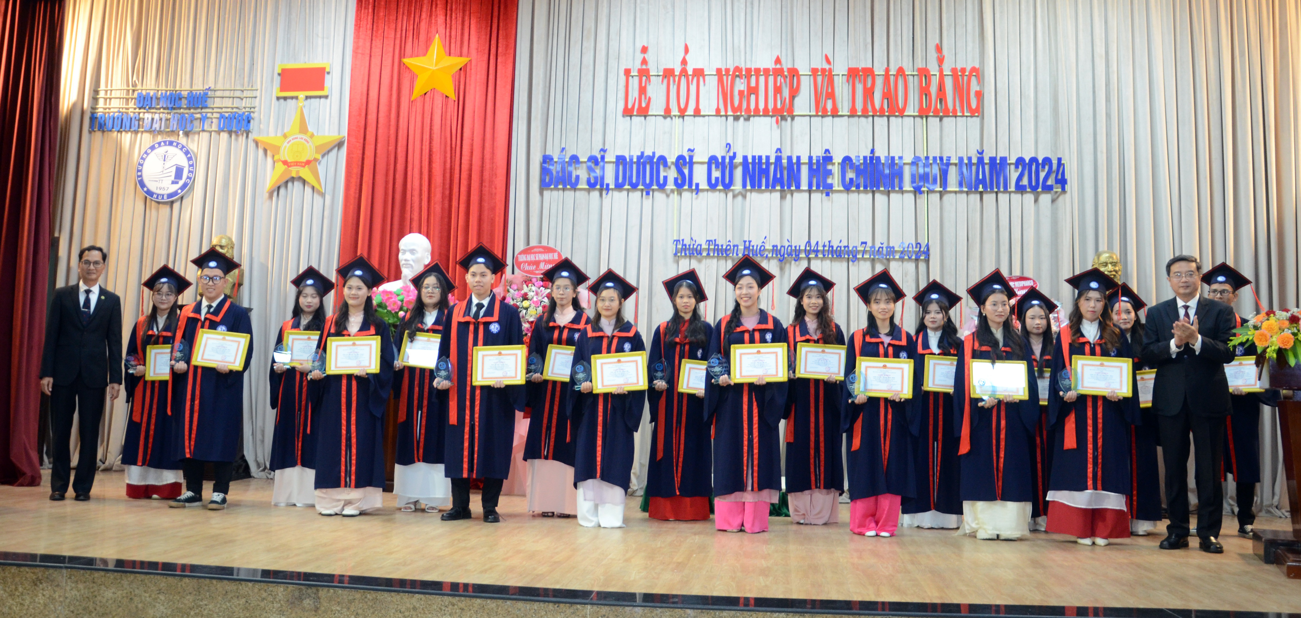 Hơn 1 200 bác sĩ, dược sĩ, cử nhân Trường đại học Y - Dược tốt nghiệp ra trường