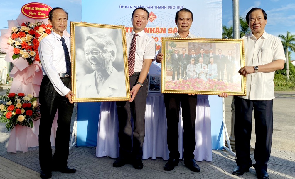 Gia đình cố Giáo sư Nguyễn Lân tặng Huế hơn 200 đầu sách