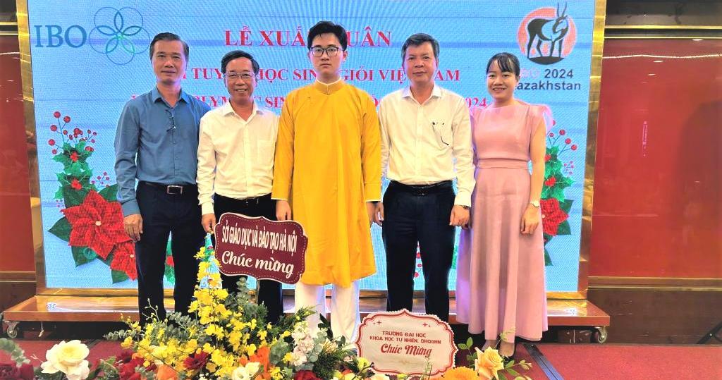 Học sinh Trường THPT chuyên Quốc Học - Huế tham dự Kỳ thi Olympic Sinh học quốc tế lần thứ 35