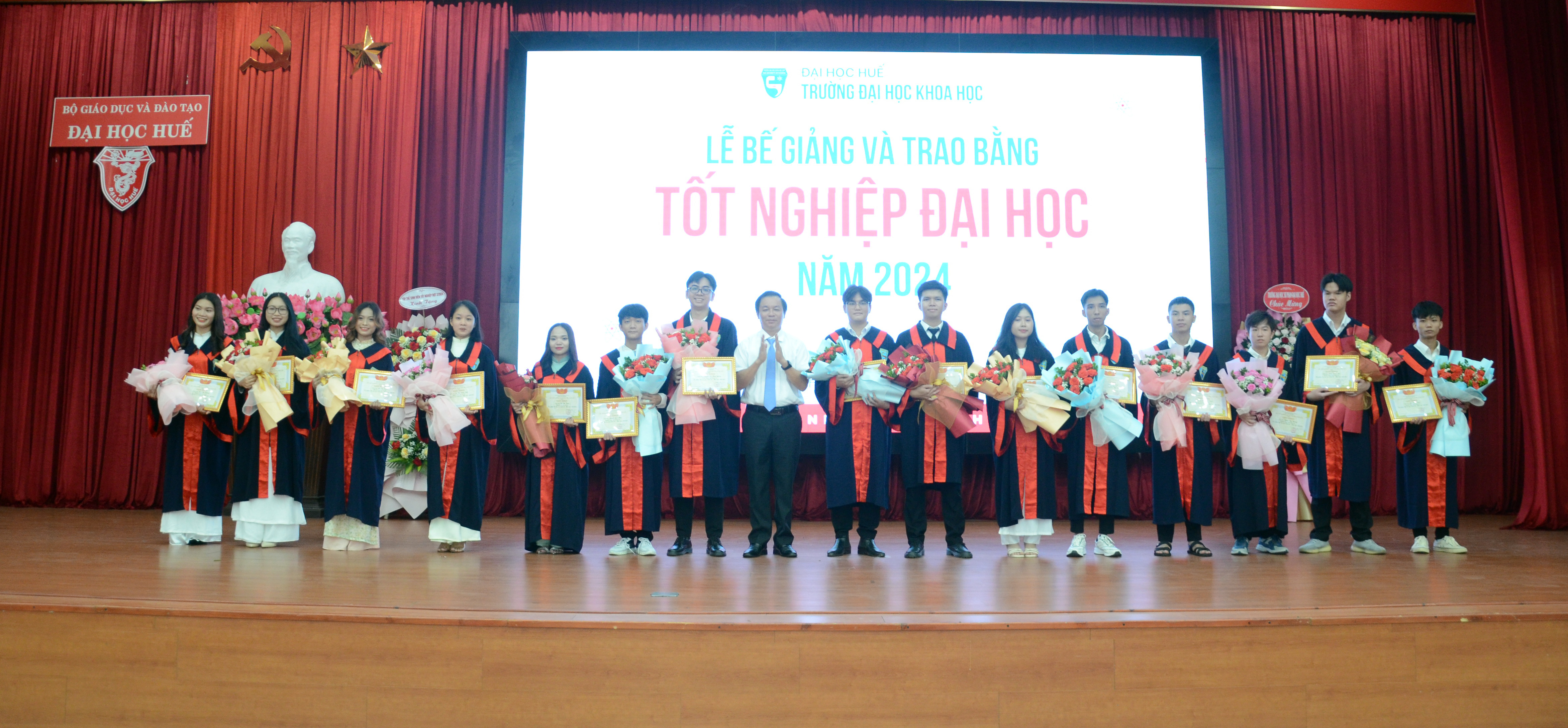 Gần 350 sinh viên Trường đại học Khoa học tốt nghiệp ra trường