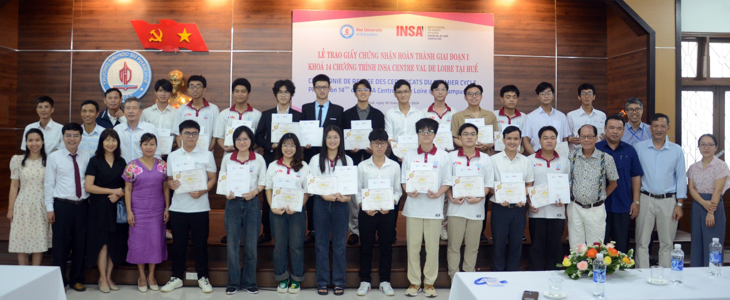 Trao giấy chứng nhận cho 21 sinh viên đủ điều kiện sang Pháp học tập