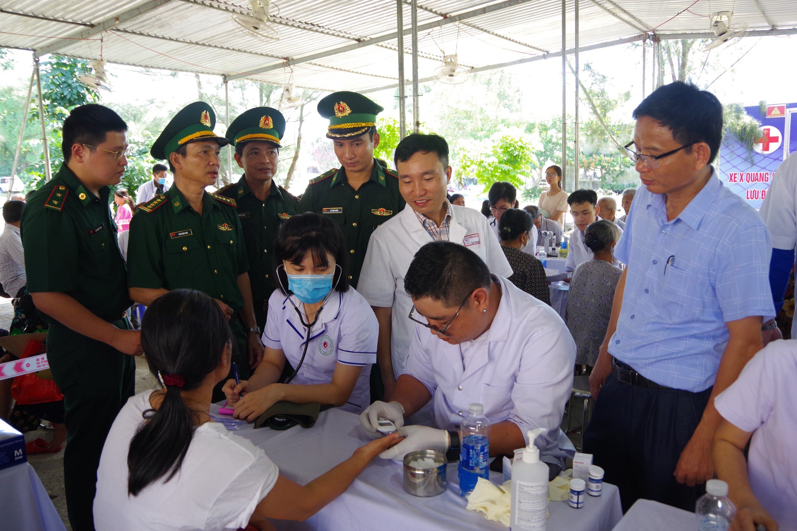 Khám bệnh, cấp phát thuốc miễn phí cho người có công