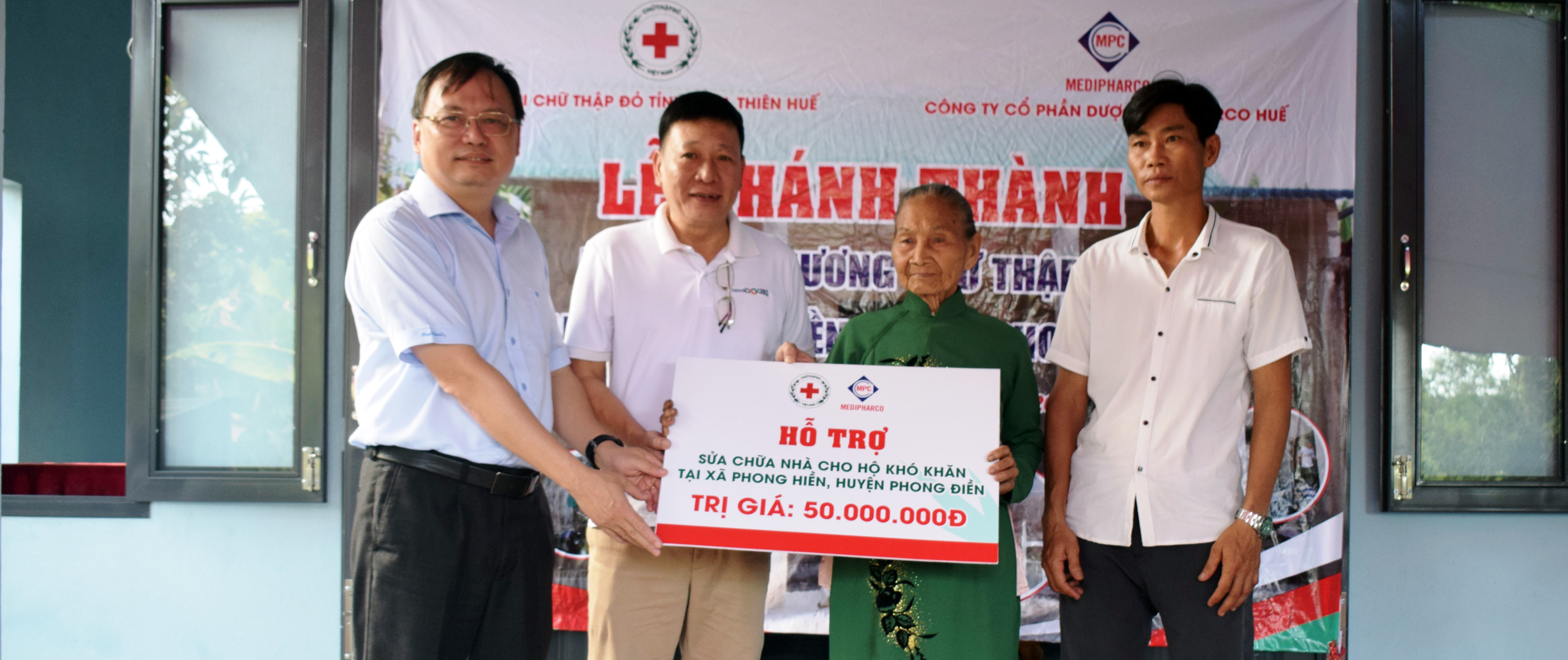 Bàn giao nhà ở cho hộ khó khăn ở xã Phong Hiền