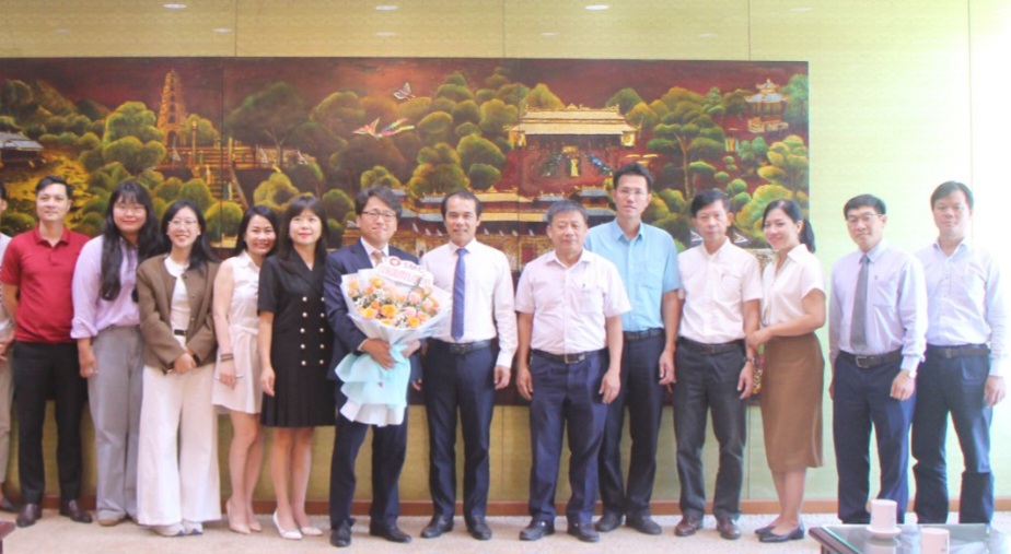 Trao tặng Chứng nhận “Công dân danh dự TP Huế” cho ông Kang Bong Jun