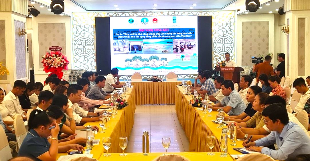 Trồng rừng, xây nhà chống chịu lụt bão cho người dân