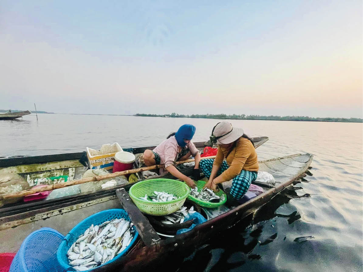Con đò trên phá Tam Giang