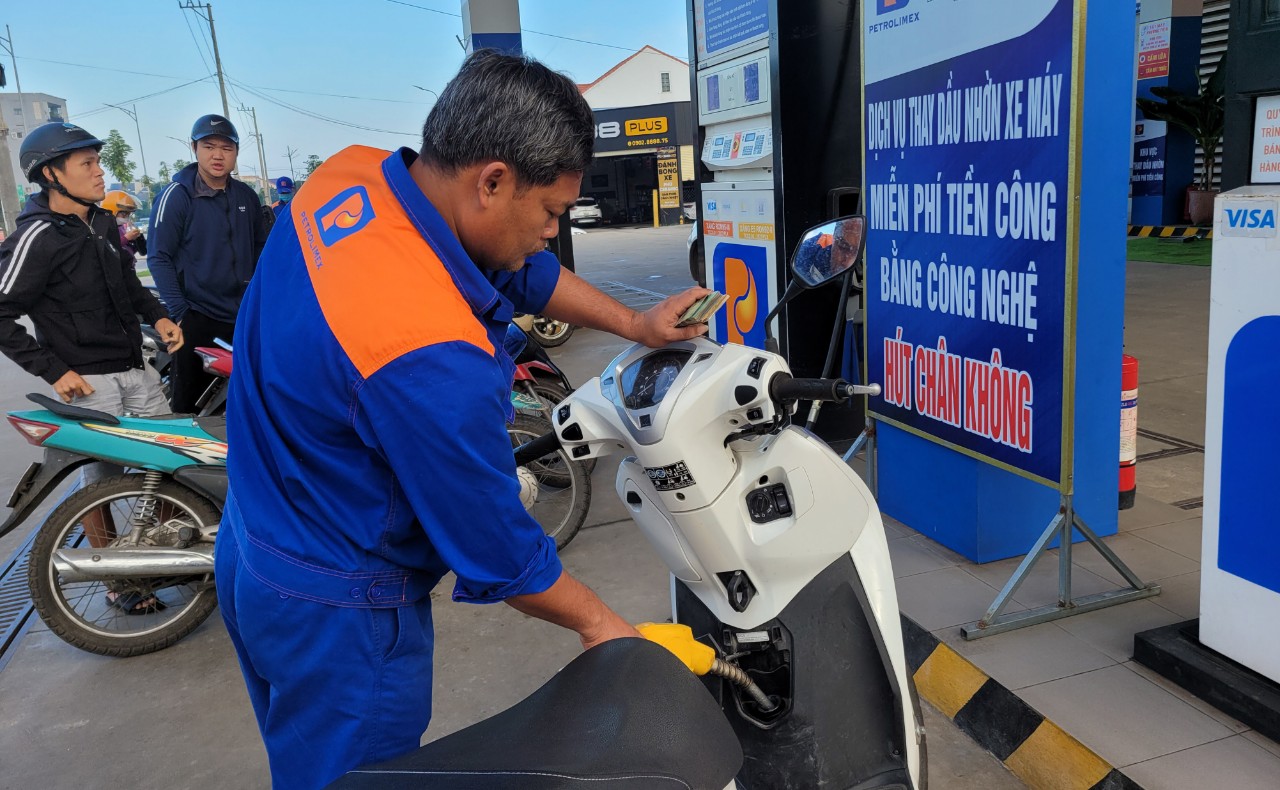 Giá xăng giảm nhẹ từ chiều 11 7