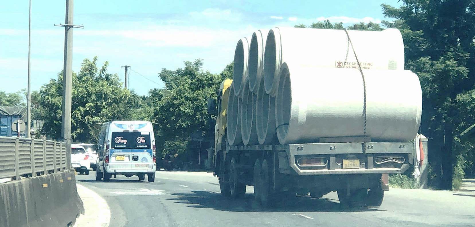 Hiểm họa từ xe chở ống cống bê tông