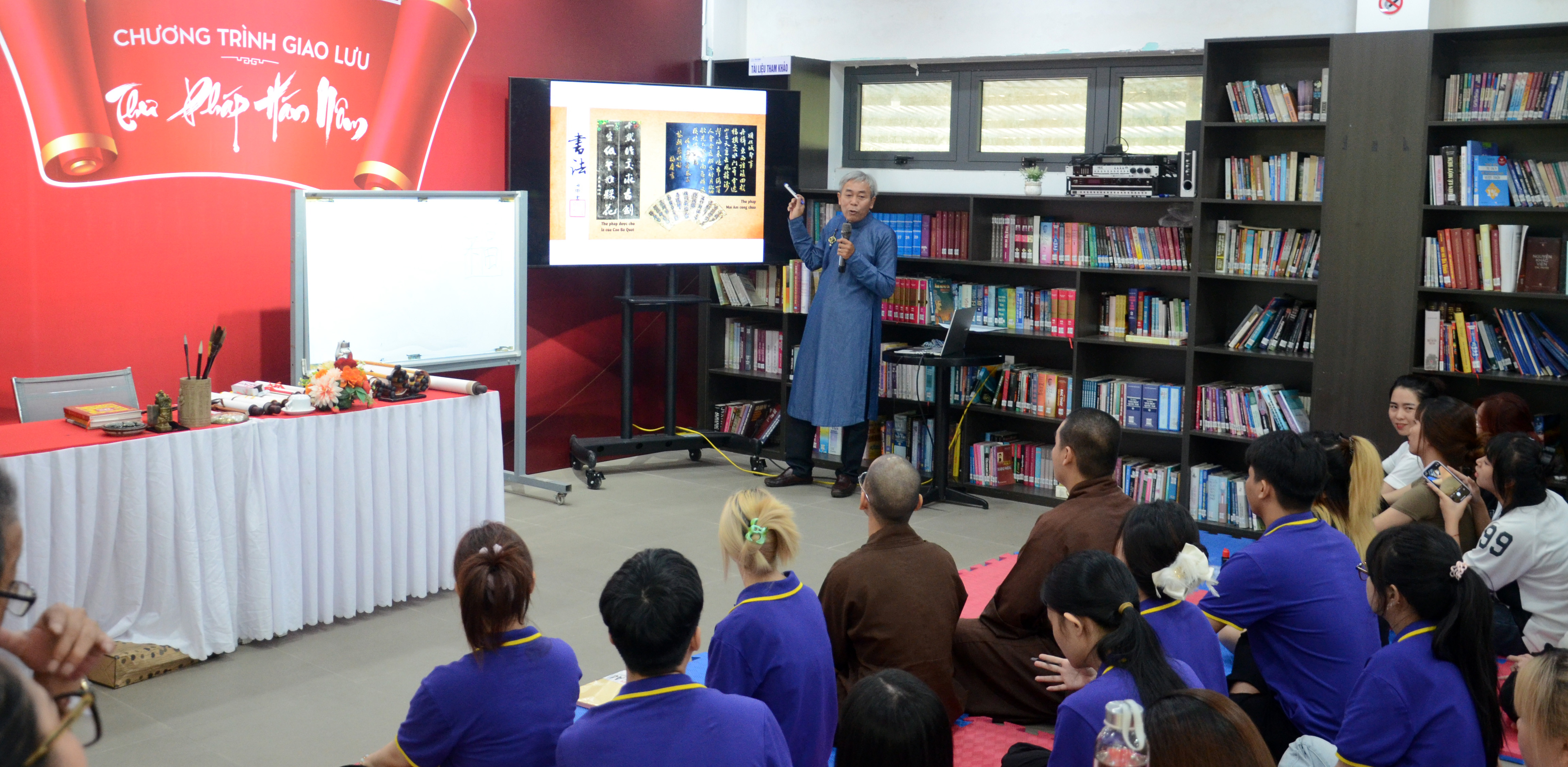 Giúp sinh viên hiểu hơn về nghệ thuật thư pháp