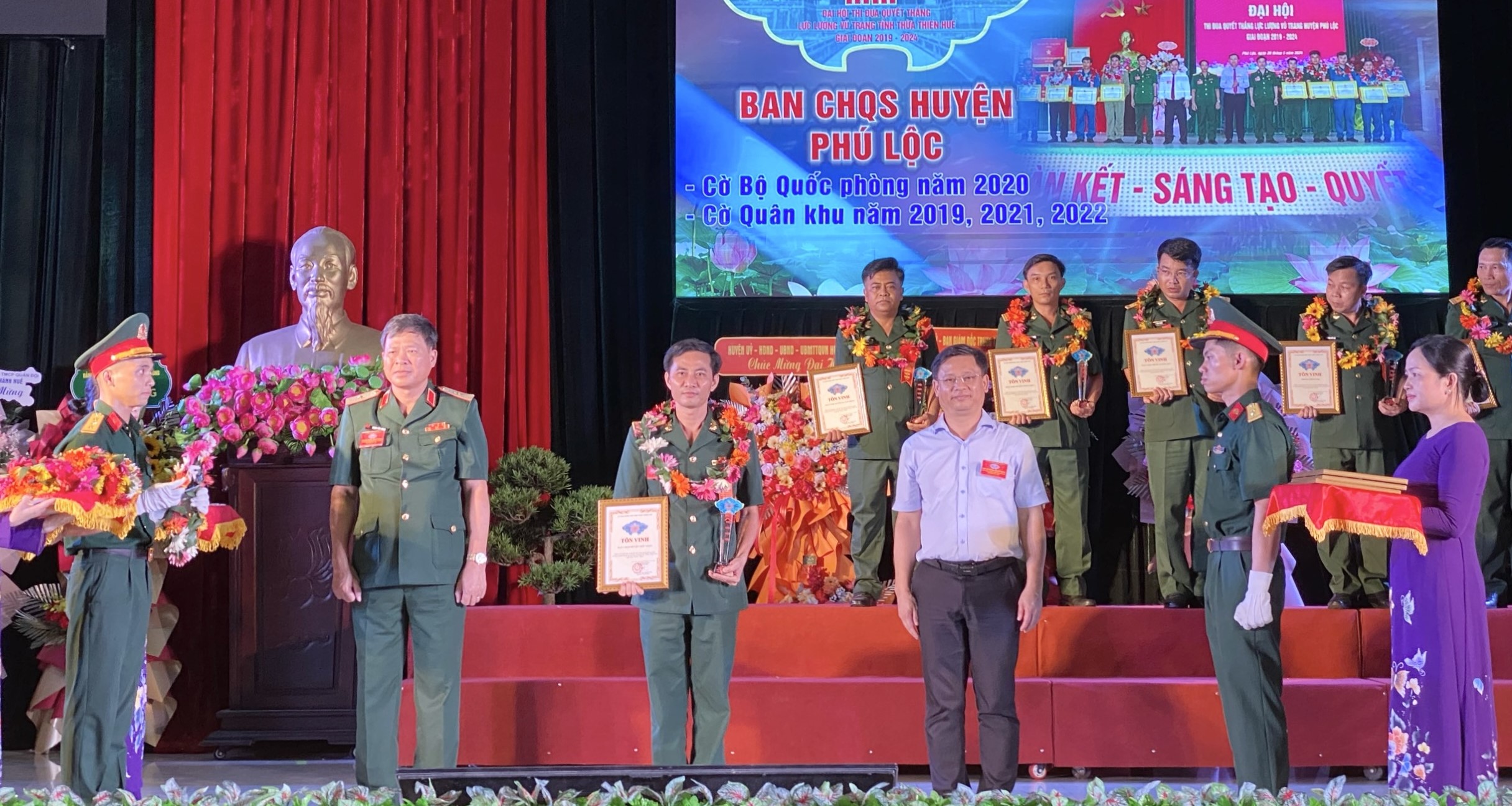 Tôn vinh 31 tập thể và 25 cá nhân điển hình tiên tiến trong phong trào Thi đua Quyết thắng