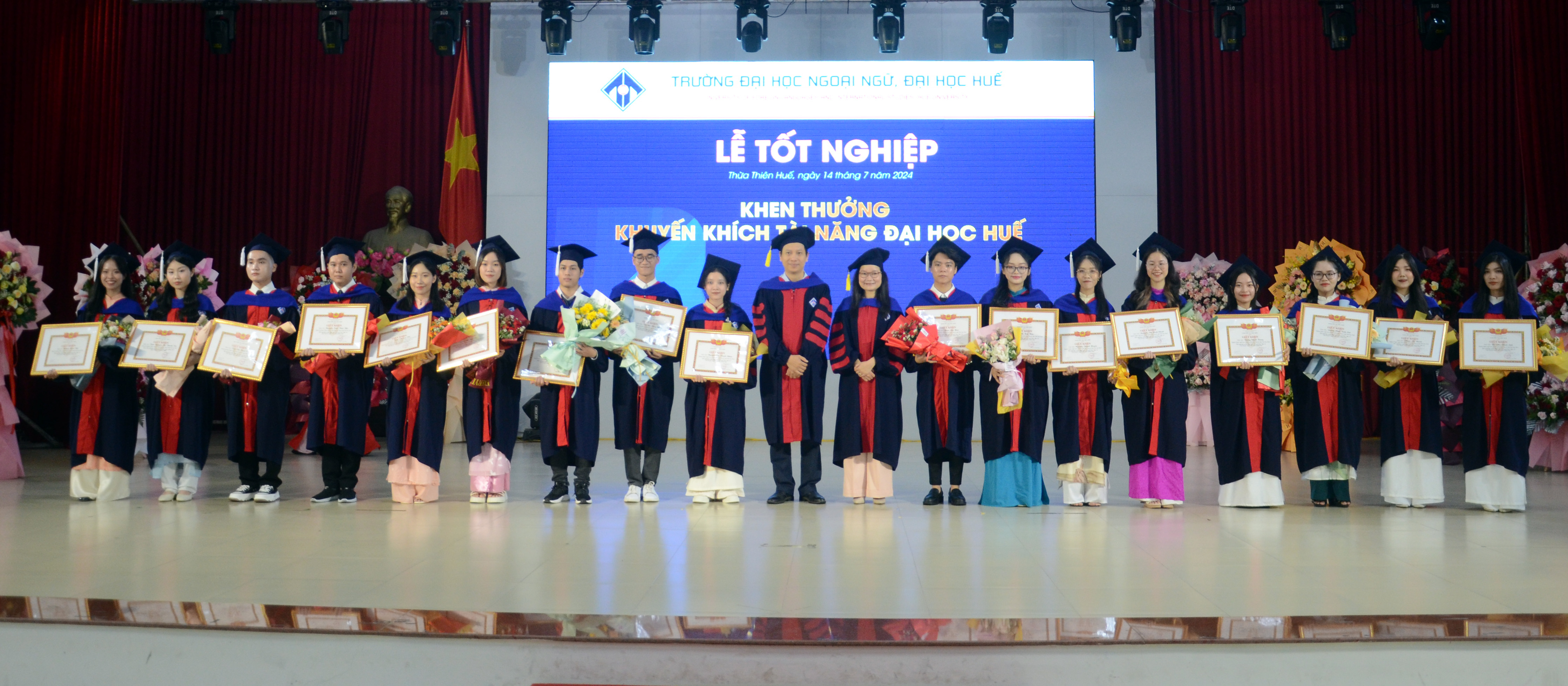 Hơn 1 000 tân cử nhân và thạc sĩ Trường đại học Ngoại ngữ tốt nghiệp ra trường