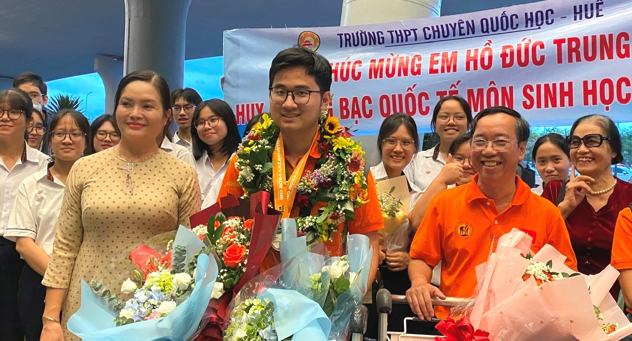 Đón Hồ Đức Trung, Huy chương Bạc sinh học quốc tế trở về Huế