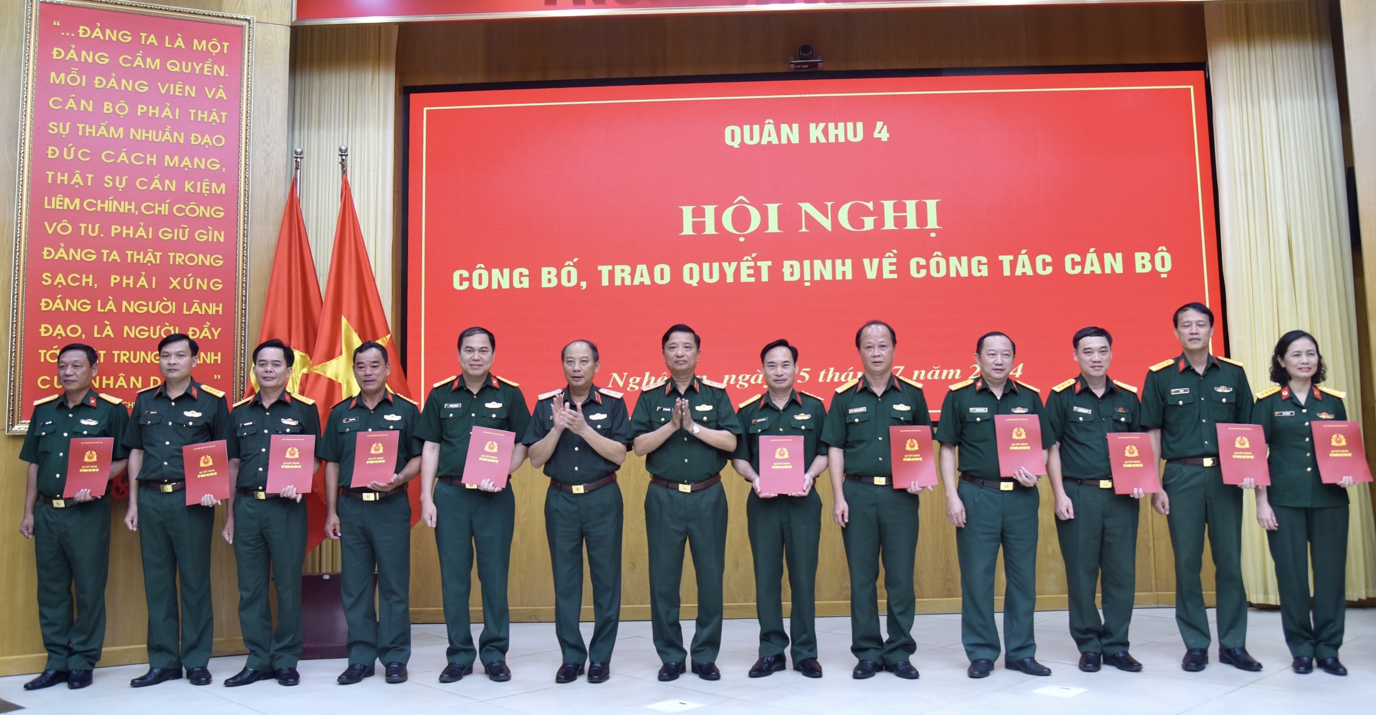 Chỉ huy trưởng Bộ CHQS tỉnh nhận quyết định thăng quân hàm Đại tá trước niên hạn