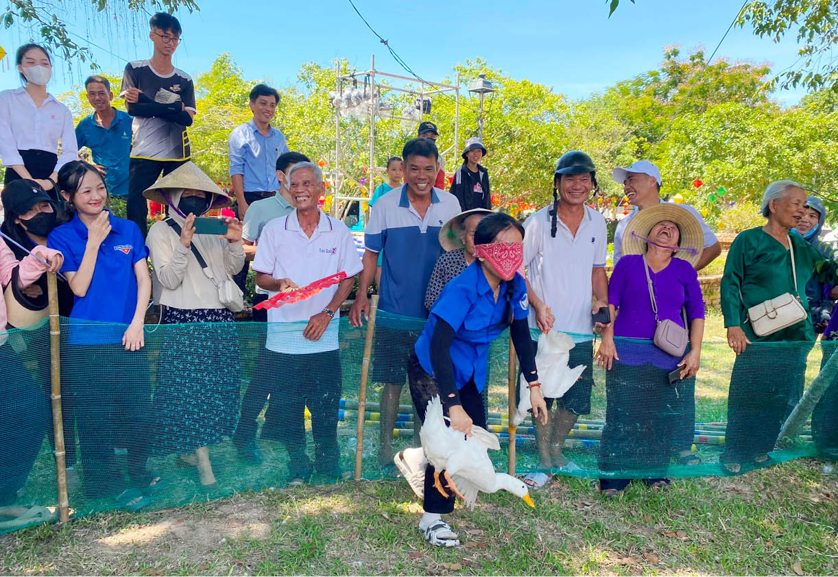 Thấy gì từ “Chợ quê ngày hội”