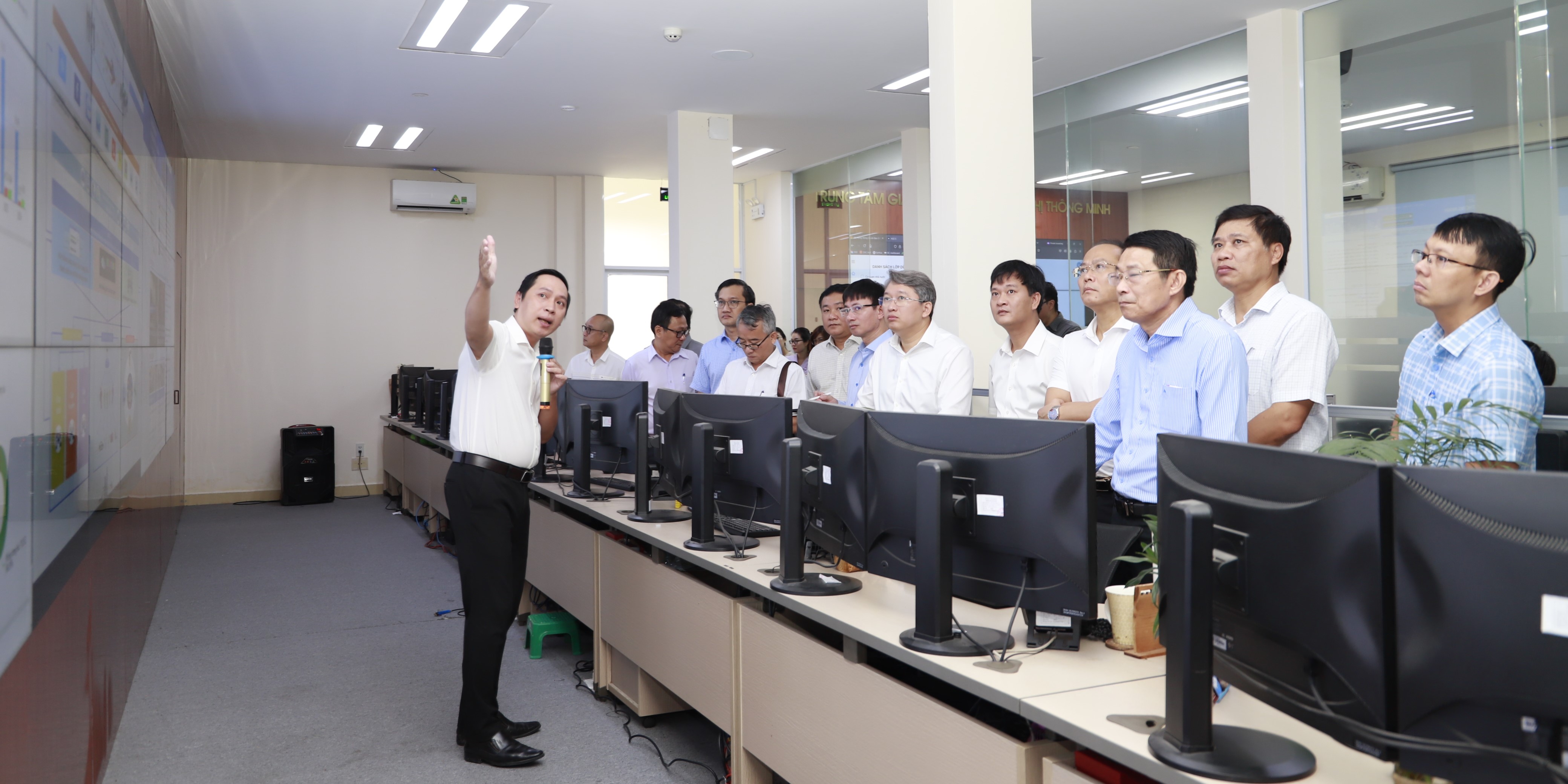 Trao đổi kinh nghiệm về chuyển đổi số, văn hóa, xây dựng thành phố trực thuộc Trung ương