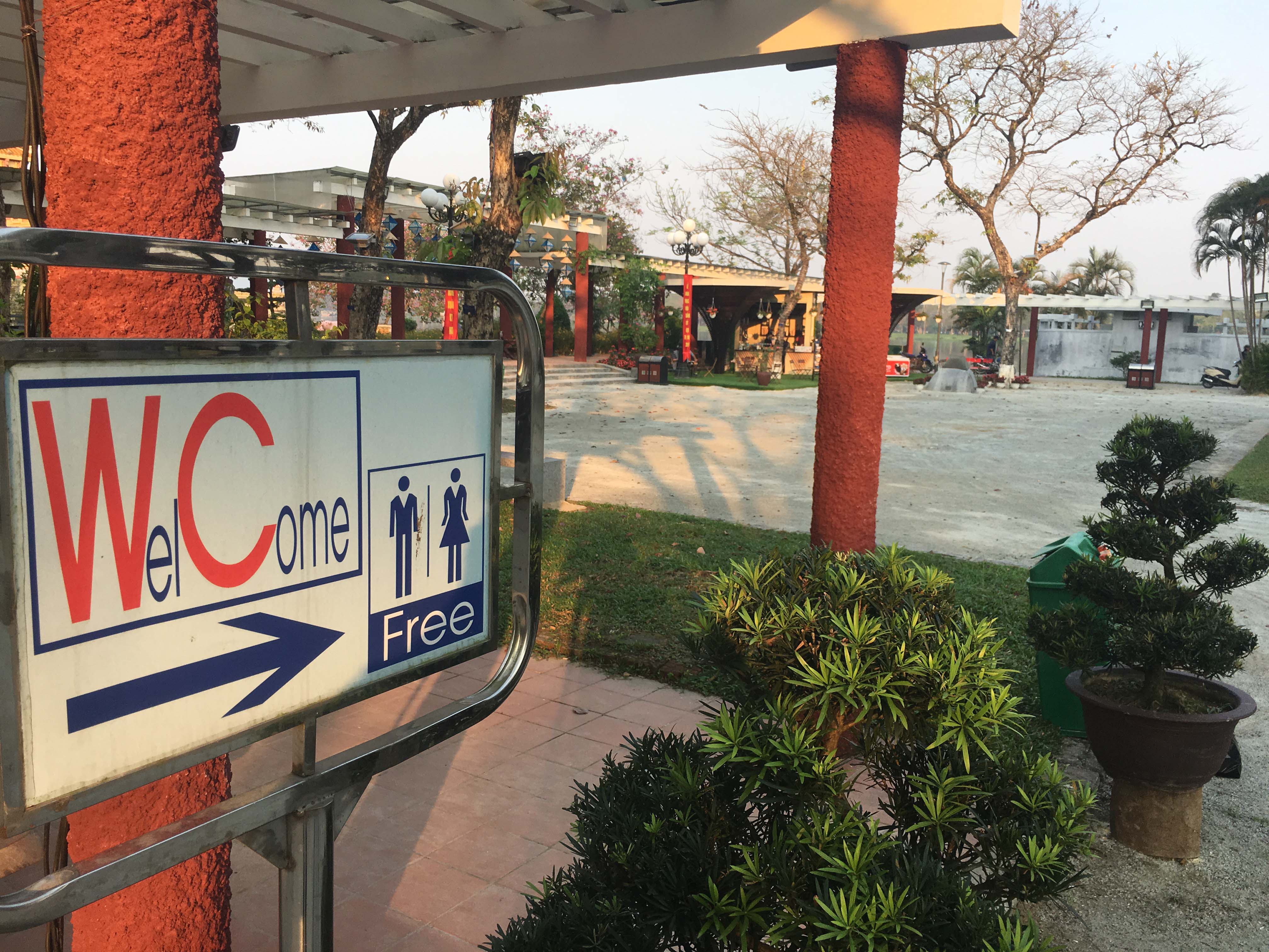 Nhà vệ sinh ở bến xe Đã đến lúc không thể thả nổi