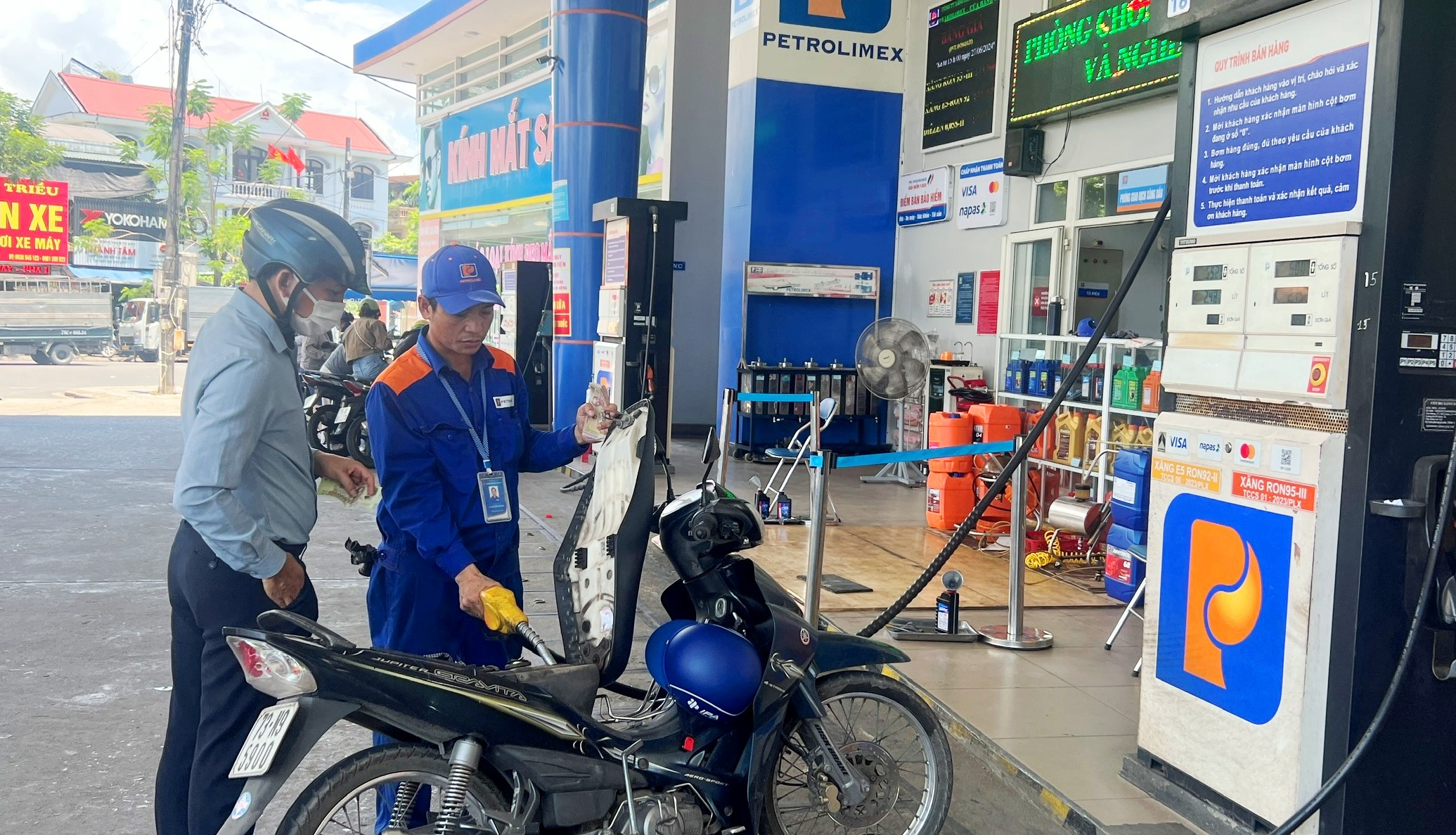 Giá xăng dầu tiếp tục giảm nhẹ