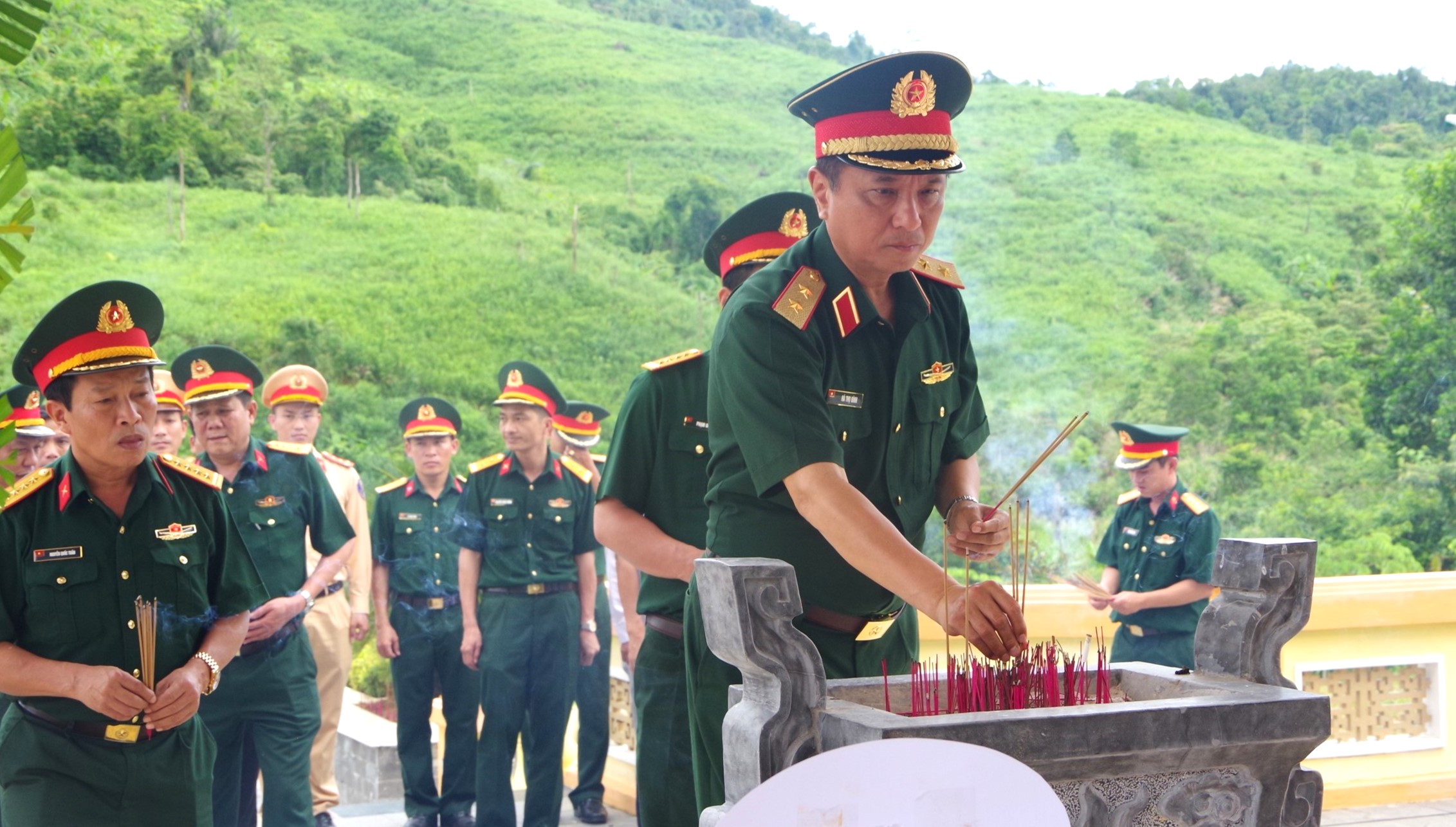 Bộ Tư lệnh Quân khu 4 tri ân các liệt sĩ tại Tiểu khu 67