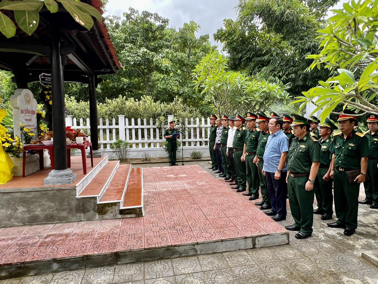 Dâng hương tại Nghĩa trang Liệt sĩ huyện A Lưới và thăm các thương binh, thân nhân liệt sĩ