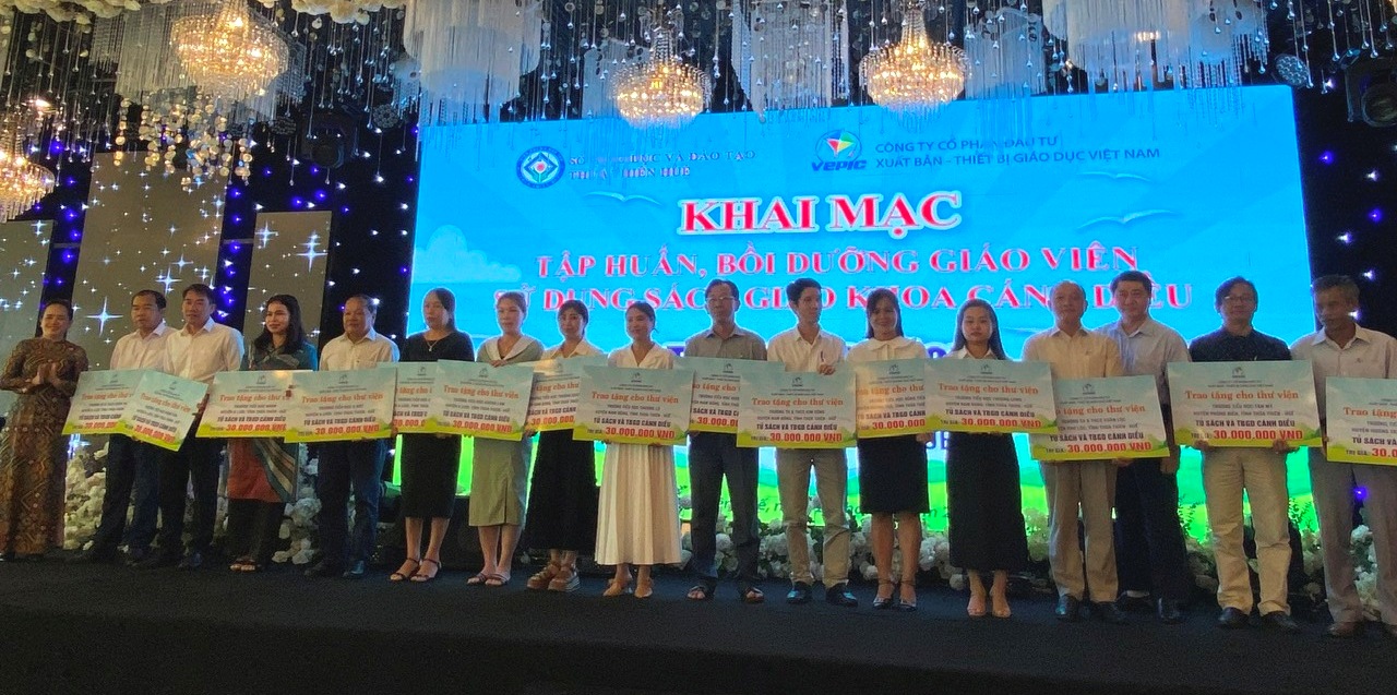 Công ty VEPIC trao tặng 15 tủ sách cho thư viện trường học